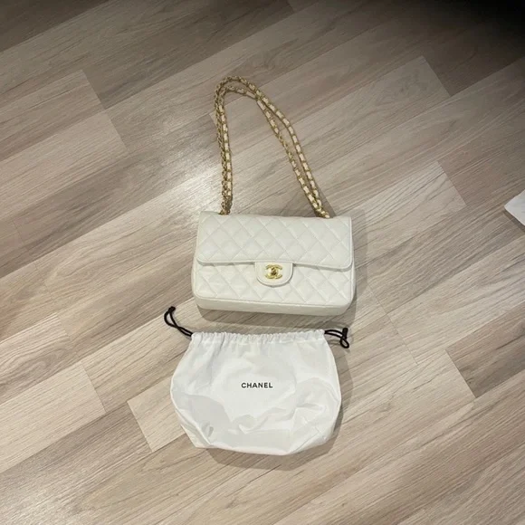 Chanel Ivory Quilted Shoulder Bag - Picture 3 of 9